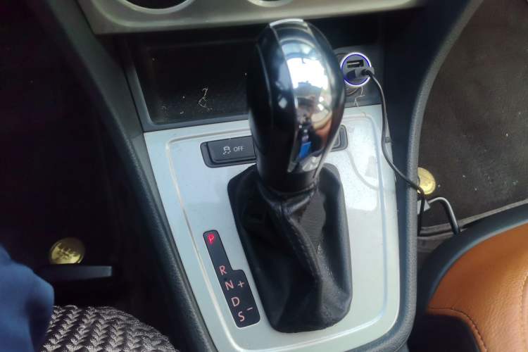 Used Volkswagen Gran Lavida 2013 1.6L Automatic Fashion Model Gear Lever