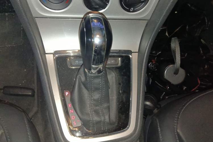 Used Volkswagen Gran Lavida 2013 1.6L Automatic Comfort Model Gear Lever