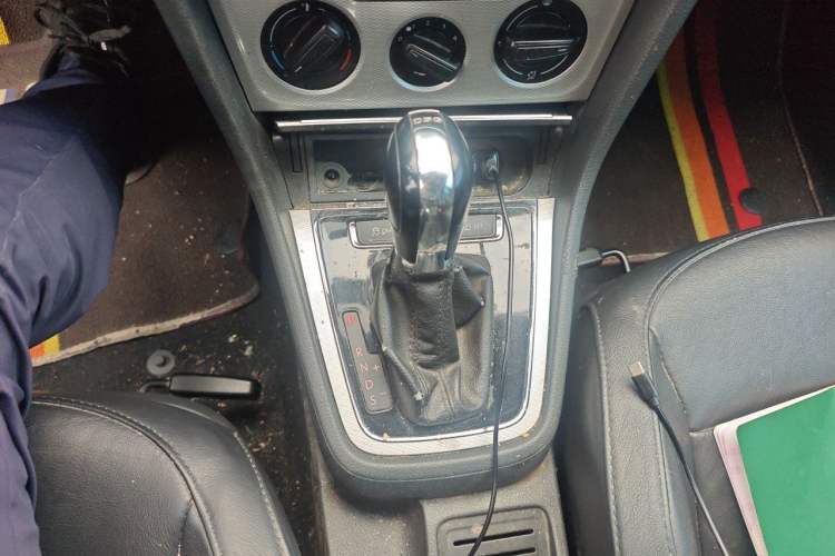 Used Volkswagen Gran Lavida 2013 1.4 TSI Automatic Comfort Model Gear Lever