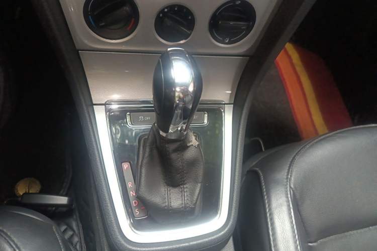 Used Volkswagen Gran Lavida 2013 1.6L Automatic Comfort Model Gear Lever