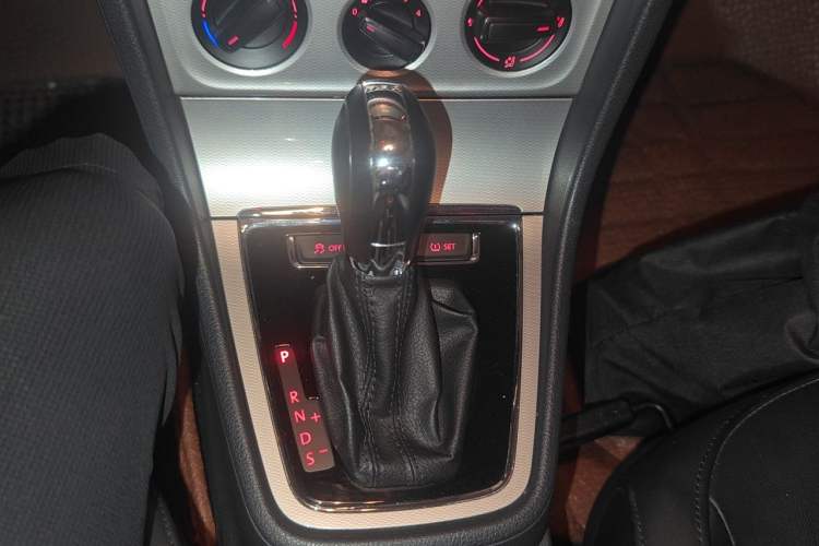 Used Volkswagen Gran Lavida 2013 1.4 TSI Automatic Comfort Model Gear Lever