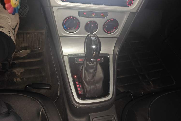 Used Volkswagen Gran Lavida 2013 1.6L Automatic Comfort Model Gear Lever