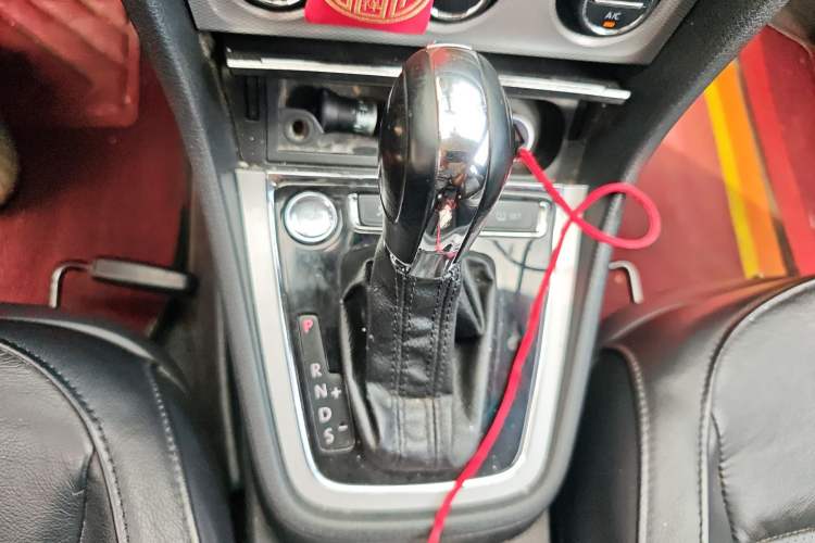 Used Volkswagen Gran Lavida 2013 1.6L Automatic Luxury Model Gear Lever