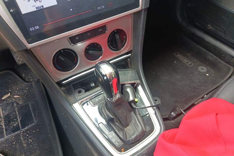 Used Volkswagen Gran Lavida 2013 1.6L Automatic Comfort Model Gear Lever
