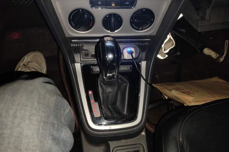 Used Volkswagen Gran Lavida 2013 1.4 TSI Automatic Comfort Model Gear Lever