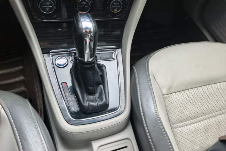 Used Volkswagen Gran Lavida 2013 1.6L Automatic Luxury Model Gear Lever