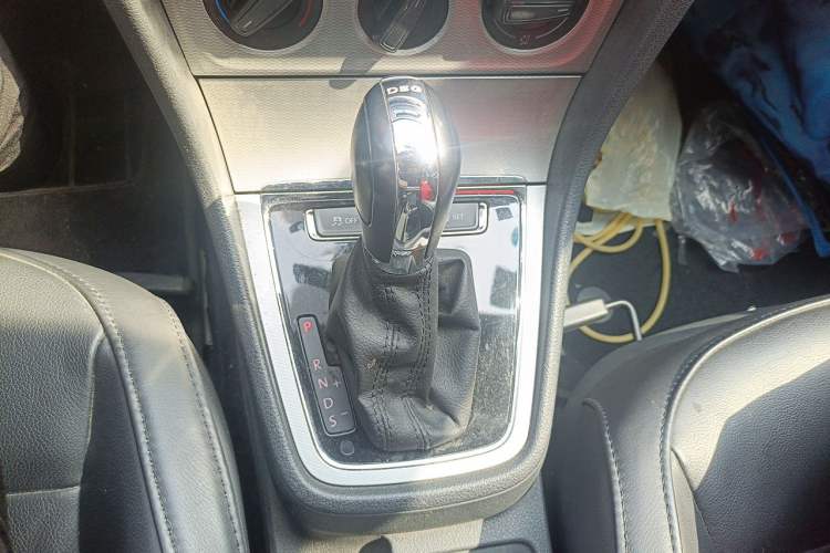 Used Volkswagen Gran Lavida 2013 1.4 TSI Automatic Comfort Model Gear Lever