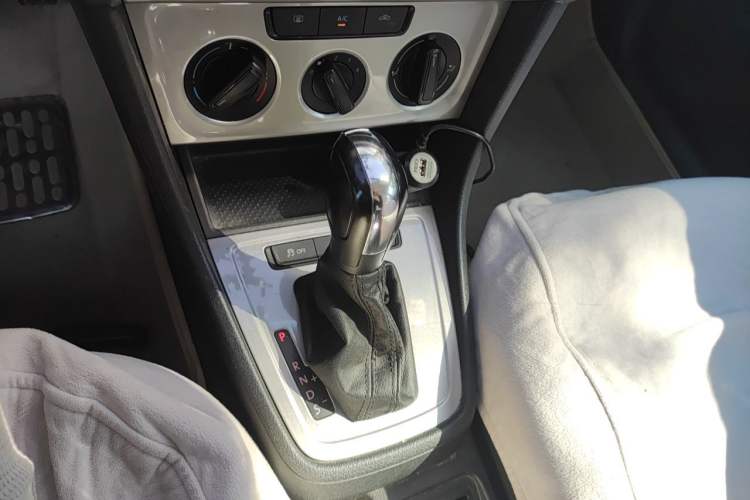 Used Volkswagen Gran Lavida 2013 1.6L Automatic Fashion Model Gear Lever