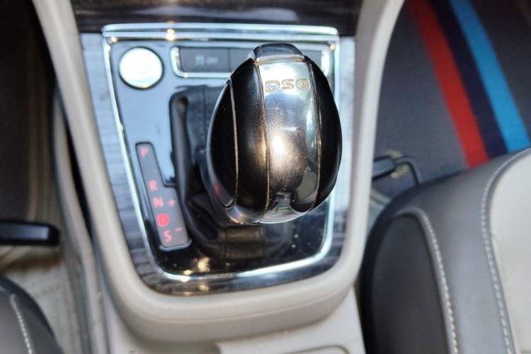 Used Volkswagen Gran Lavida 2013 1.4 TSI Automatic Comfort Model Gear Lever