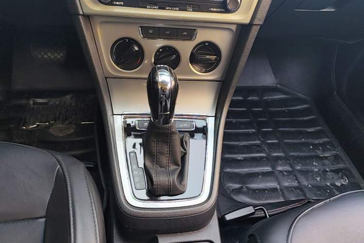 Used Volkswagen Gran Lavida 2013 1.4 TSI Automatic Comfort Model Gear Lever
