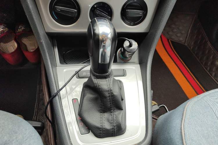 Used Volkswagen Gran Lavida 2013 1.6L Automatic Fashion Model Gear Lever
