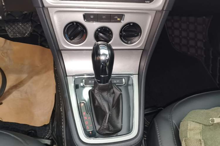 Used Volkswagen Gran Lavida 2013 1.6L Automatic Comfort Model Gear Lever
