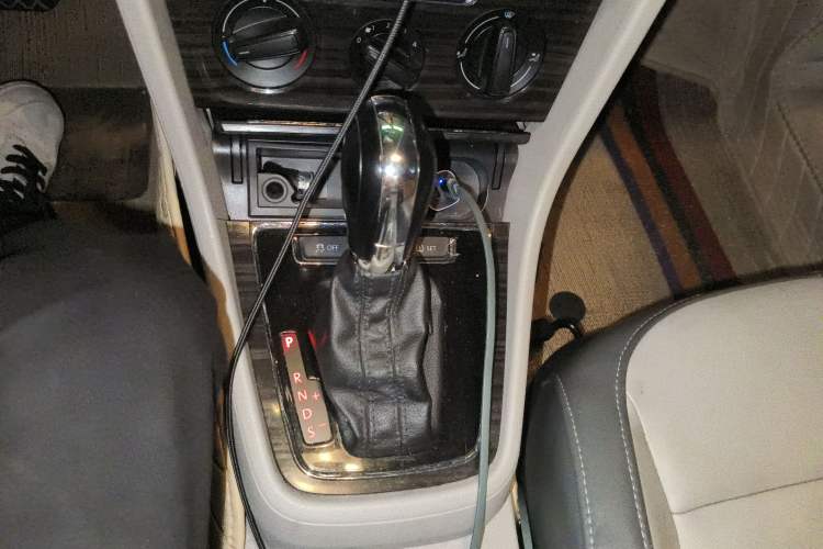 Used Volkswagen Gran Lavida 2013 1.6L Automatic Comfort Model Gear Lever