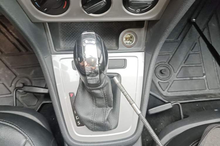Used Volkswagen Gran Lavida 2013 1.6L Automatic Fashion Model Gear Lever