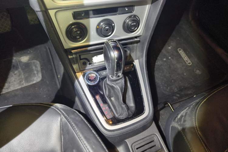 Used Volkswagen Gran Lavida 2013 1.4 TSI Automatic Luxury Model Gear Lever