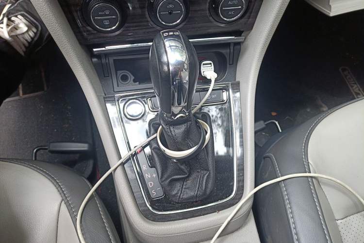 Used Volkswagen Gran Lavida 2013 1.4 TSI Automatic Luxury Model Gear Lever