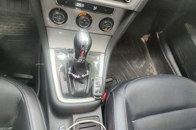 Used Volkswagen Gran Lavida 2013 1.4 TSI Automatic Luxury Model Gear Lever