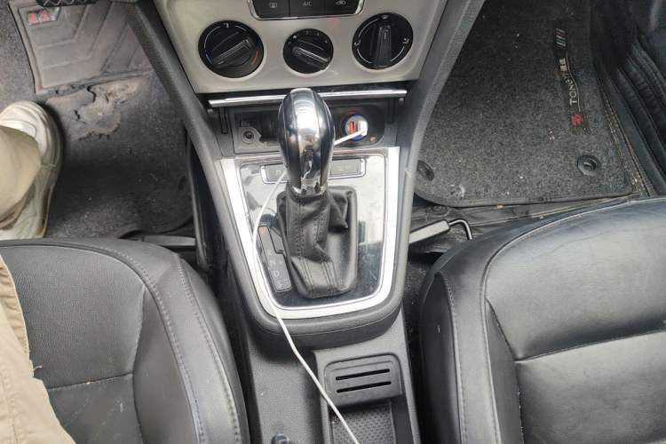 Used Volkswagen Gran Lavida 2013 1.6L Automatic Comfort Model Gear Lever