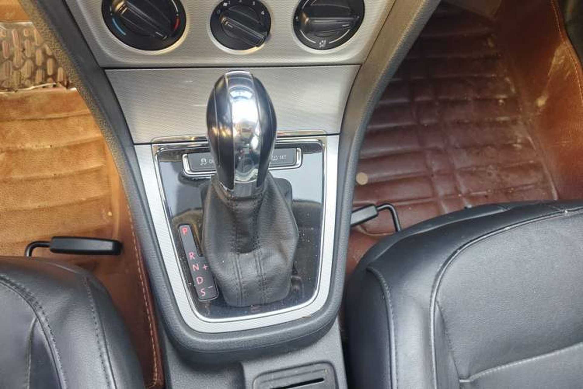 Used Volkswagen Gran Lavida 2013 1.6L Automatic Comfort Model Gear Lever