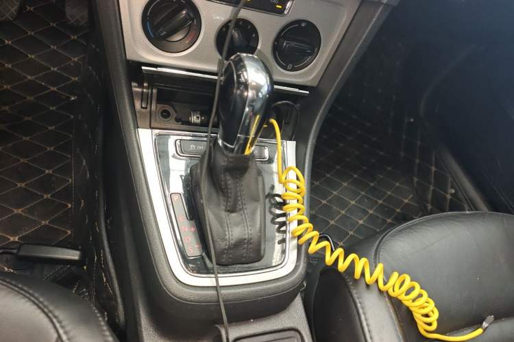 Used Volkswagen Gran Lavida 2013 1.4 TSI Automatic Comfort Model Gear Lever
