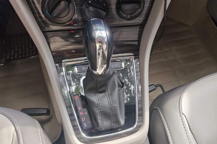 Used Volkswagen Gran Lavida 2013 1.6L Automatic Comfort Model Gear Lever