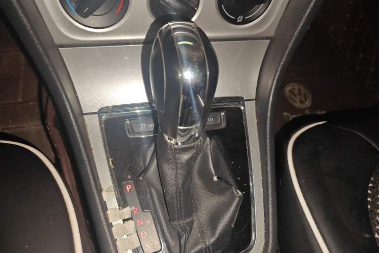 Used Volkswagen Gran Lavida 2013 1.6L Automatic Comfort Model Gear Lever