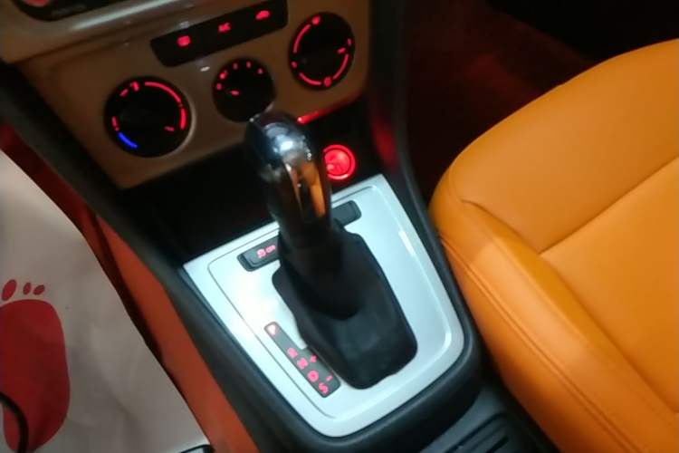 Used Volkswagen Gran Lavida 2013 1.6L Automatic Fashion Model Gear Lever