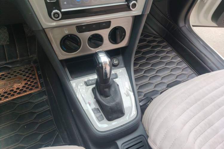 Used Volkswagen Gran Lavida 2013 1.6L Automatic Fashion Model Gear Lever