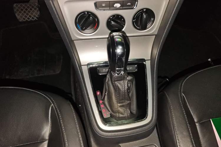 Used Volkswagen Gran Lavida 2013 1.4 TSI Automatic Comfort Model Gear Lever