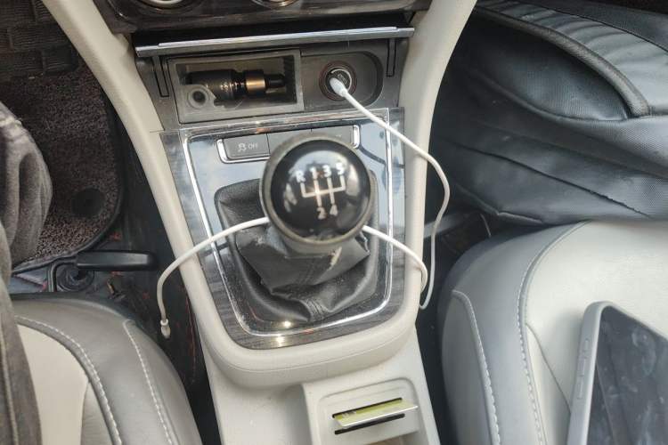 Used Volkswagen Gran Lavida 2013 1.6L Manual Comfort Model Gear Lever