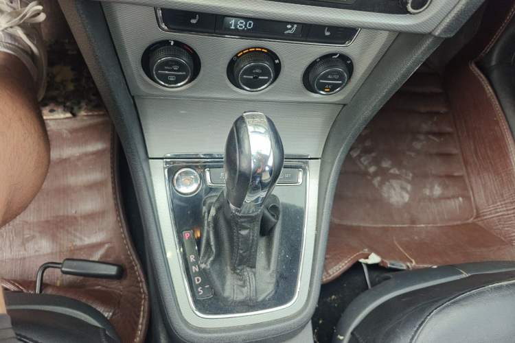 Used Volkswagen Gran Lavida 2013 1.4 TSI Automatic Comfort Model Gear Lever