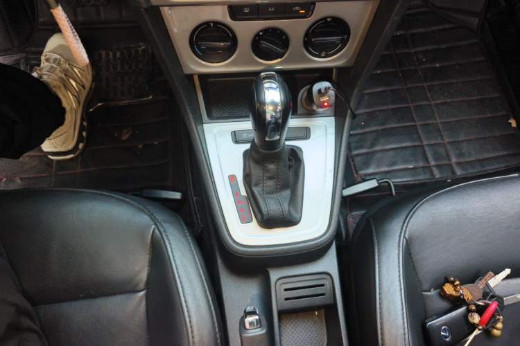 Used Volkswagen Gran Lavida 2013 1.6L Automatic Fashion Model Gear Lever