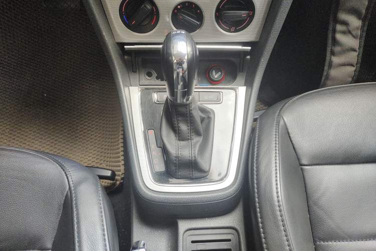 Used Volkswagen Gran Lavida 2013 1.4 TSI Automatic Comfort Model Gear Lever