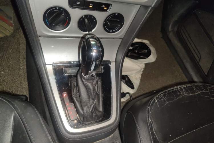 Used Volkswagen Gran Lavida 2013 1.6L Automatic Comfort Model Gear Lever