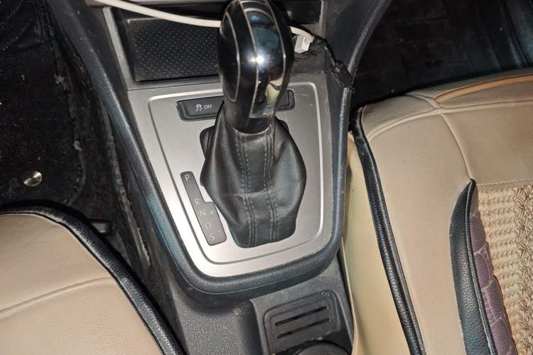 Used Volkswagen Gran Lavida 2013 1.6L Automatic Fashion Model Gear Lever