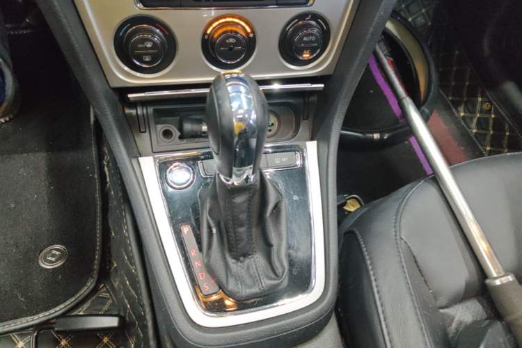 Used Volkswagen Gran Lavida 2013 1.4 TSI Automatic Comfort Model Gear Lever