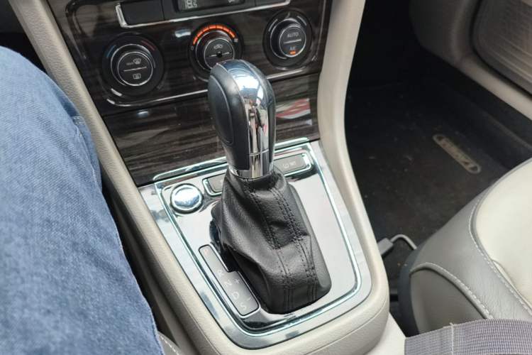 Used Volkswagen Gran Lavida 2013 1.6L Automatic Luxury Model Gear Lever