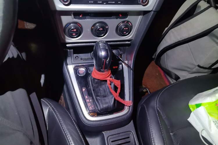 Used Volkswagen Gran Lavida 2013 1.4 TSI Automatic Luxury Model Gear Lever