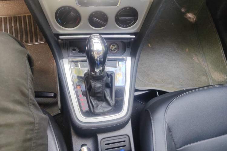 Used Volkswagen Gran Lavida 2013 1.4 TSI Automatic Comfort Model Gear Lever