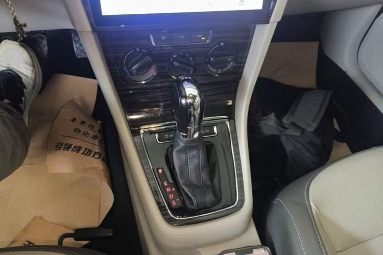 Used Volkswagen Gran Lavida 2013 1.4 TSI Automatic Comfort Model Gear Lever