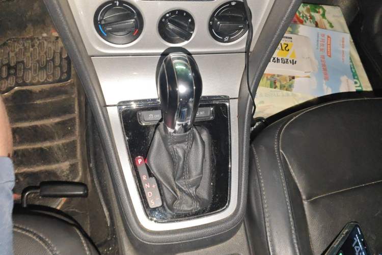 Used Volkswagen Gran Lavida 2013 1.6L Automatic Comfort Model Gear Lever