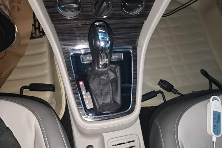 Used Volkswagen Gran Lavida 2013 1.6L Automatic Comfort Model Gear Lever