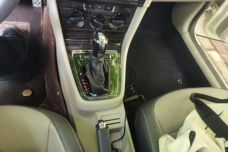 Used Volkswagen Gran Lavida 2013 1.6L Automatic Comfort Model Gear Lever
