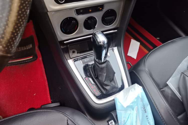 Used Volkswagen Gran Lavida 2013 1.4 TSI Automatic Comfort Model Gear Lever
