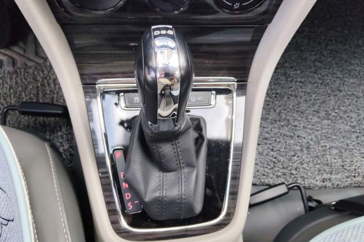Used Volkswagen Gran Lavida 2013 1.4 TSI Automatic Comfort Model Gear Lever