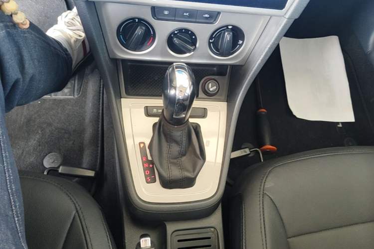 Used Volkswagen Gran Lavida 2013 1.6L Automatic Fashion Model Gear Lever