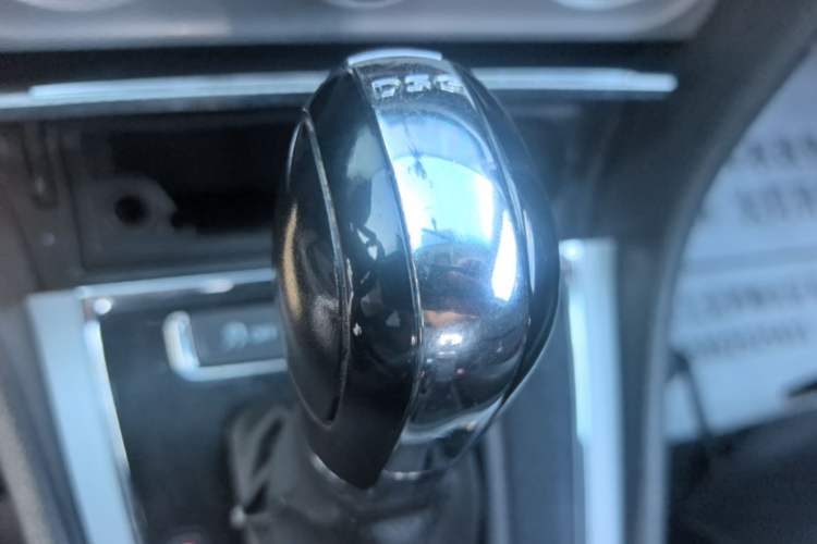 Used Volkswagen Gran Lavida 2013 1.4 TSI Automatic Comfort Model Gear Lever