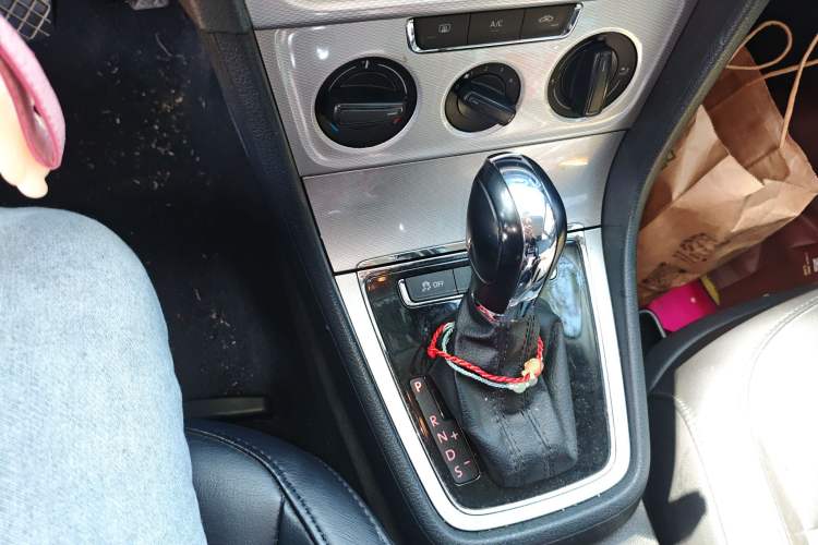 Used Volkswagen Gran Lavida 2013 1.6L Automatic Comfort Model Gear Lever
