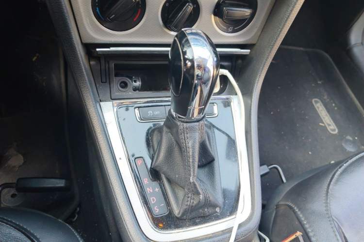 Used Volkswagen Gran Lavida 2013 1.4 TSI Automatic Comfort Model Gear Lever