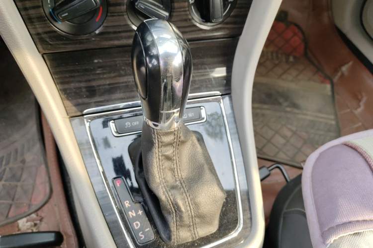 Used Volkswagen Gran Lavida 2013 1.6L Automatic Comfort Model Gear Lever